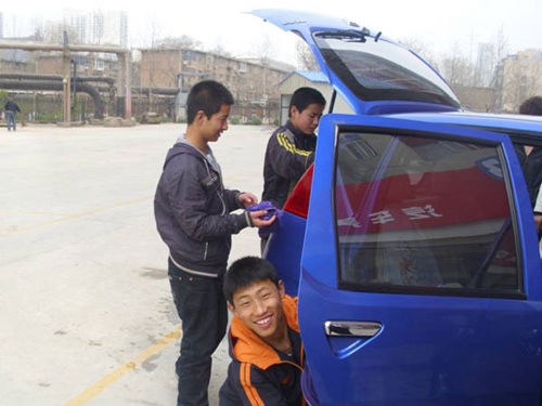 学生到汽修店学习洗车